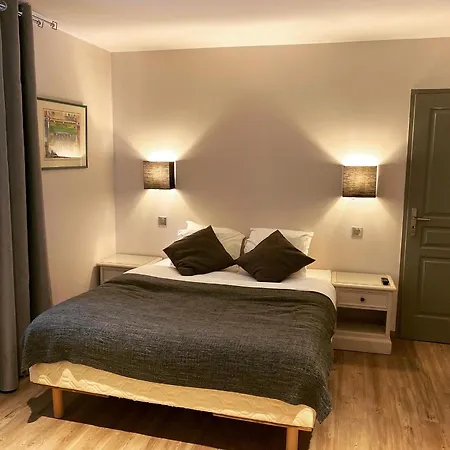 Logis Le Champ De Mars Otel