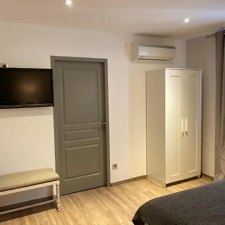 Logis Le Champ De Mars Otel 3*