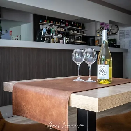 Otel Logis Le Champ De Mars Puy-Saint-Martin