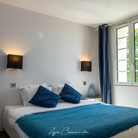Logis Le Champ De Mars Otel
