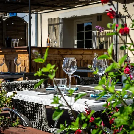 Otel Logis Le Champ De Mars Puy-Saint-Martin