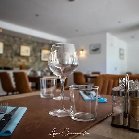 Logis Du Champ De Mars Hotel *