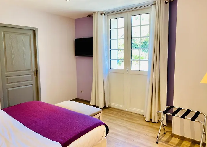 Hotel Logis Le Champ De Mars