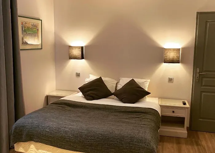 Logis Le Champ De Mars Otel