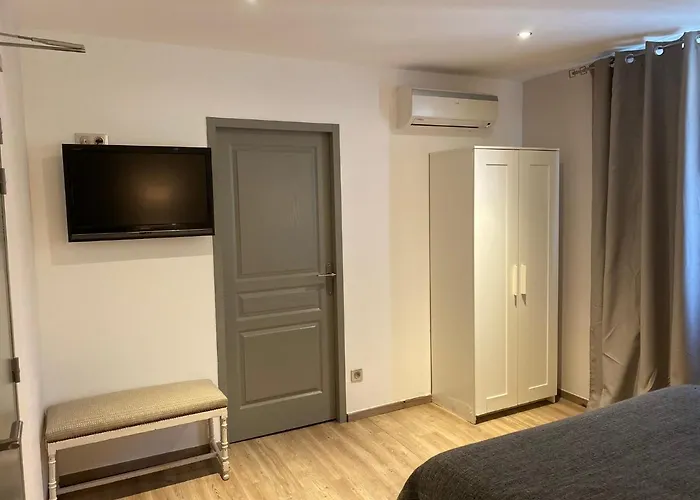 Logis Le Champ De Mars Otel 3*