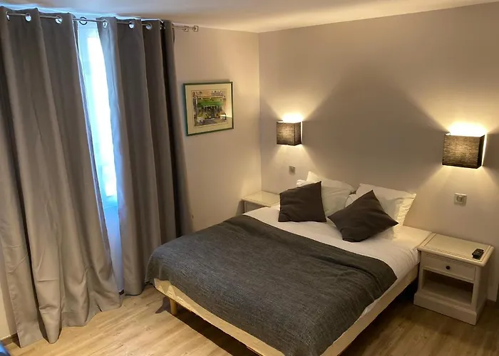 Logis Le Champ De Mars 3*