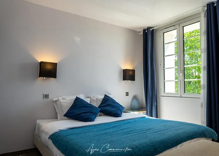 Logis Le Champ De Mars Otel