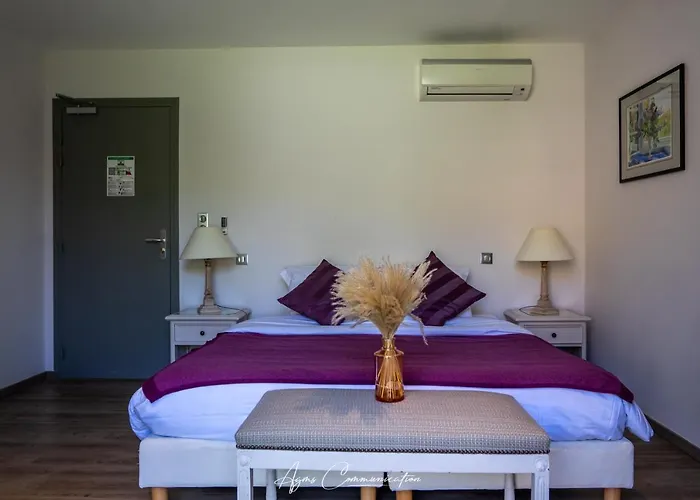 Logis Le Champ De Mars Otel